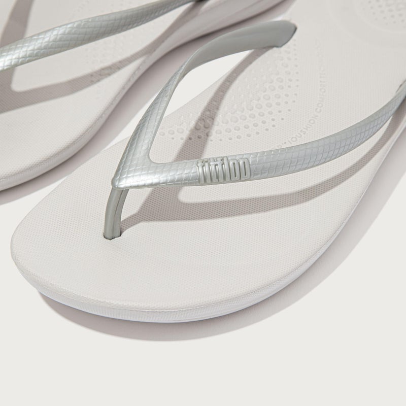 FitFlop Women's iQushion Rubber Flip-Flops with Contoured Footbed for Walking, Lightweight Ergonomic Flip Flop Sandals with Arch Support and Foot Impact Pillows, Silver, 11 US Women - Image 5